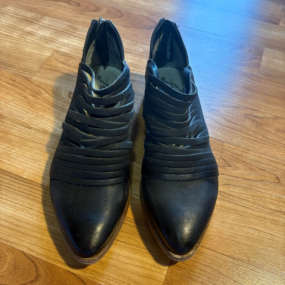 Free People Lost Valley Black Leather Distressed Ankle Bootie Size EU 36 US 6 - Picture 3 of 12